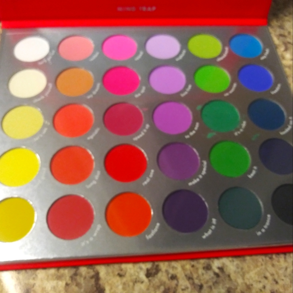 Eye shadow pallette